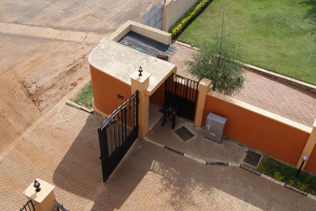 Security in Aidland – Kigali, Rwanda (photo by Astrid Jamar)